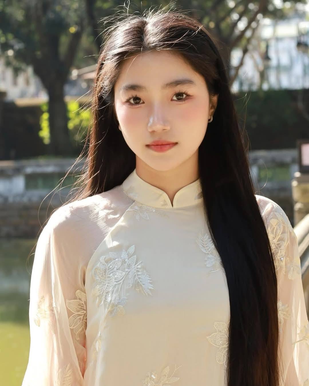 HA TRANG Set Ao Dai Cach Tan Cream Color/Cream Pants included/CT297