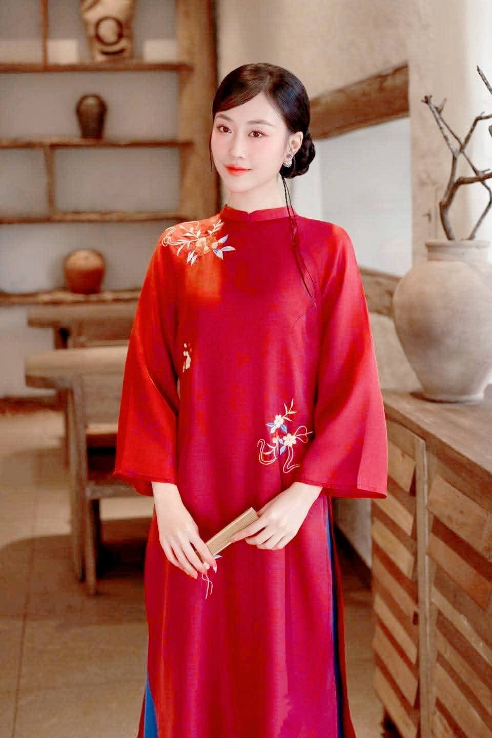 Set Ao Dai Cách tân Red Color embroidery flowers/ Modern Vietnamese Long dress in Blue pants/ CT247