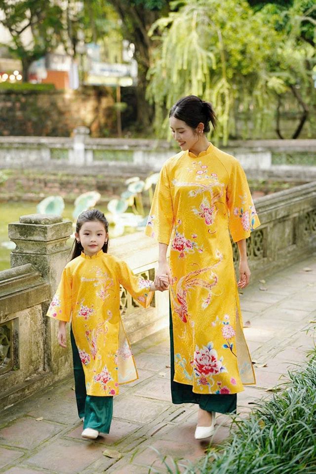 Set Radiant Yellow Spring Family Ao Dai