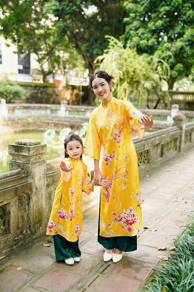 Set Radiant Yellow Spring Family Ao Dai