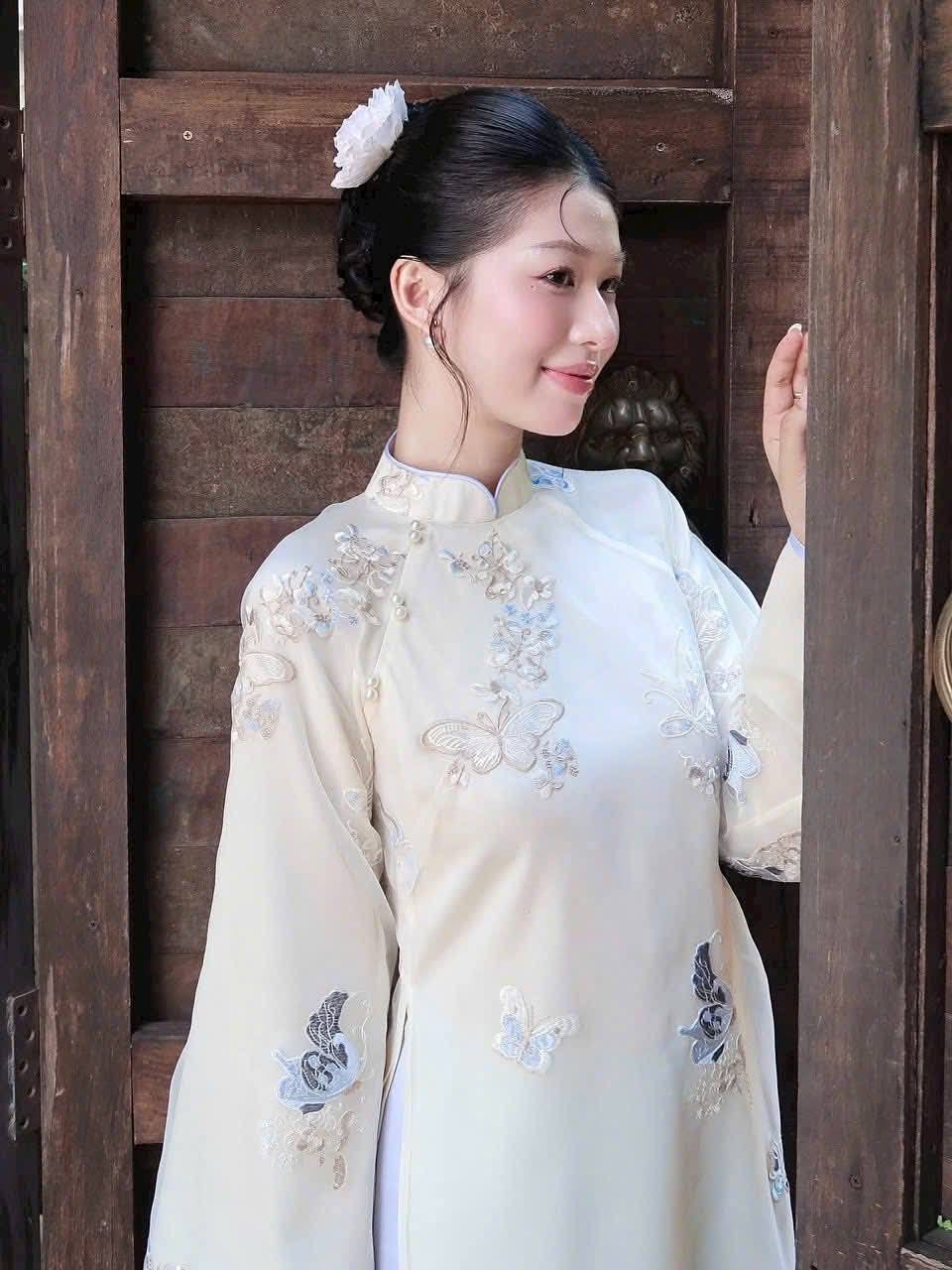 Set Ao Dai Cach Tan Embroidered White Color/Blue Pants included/ TT232