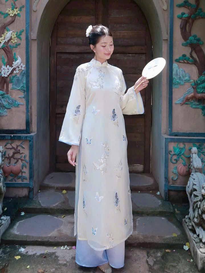 Set Ao Dai Cach Tan Embroidered White Color/Blue Pants included/ TT232