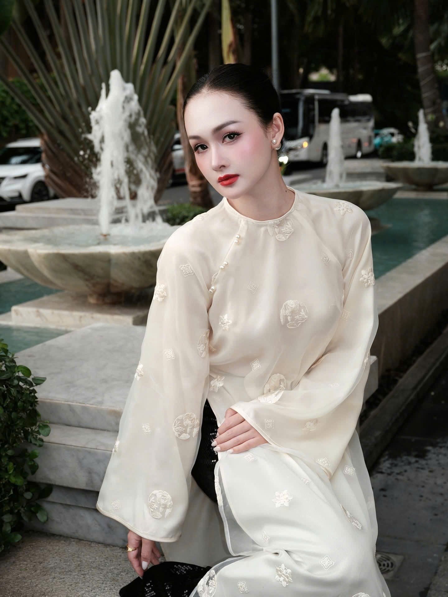 TUYET MUA Set Ao Dai Cach Tan White Color/Black Pants included/CT285