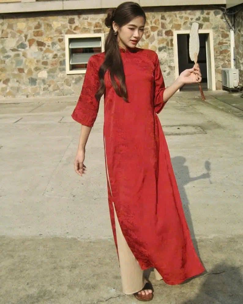 CAM TU Red Ao Dai Cach Tan Set: Modern Vietnamese Dress with Flowers & Pants/ CT284