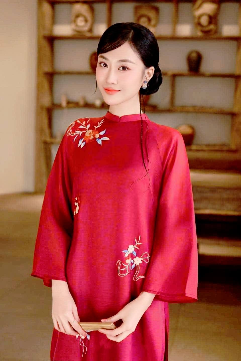 Set Ao Dai Cách tân Red Color embroidery flowers/ Modern Vietnamese Long dress in Blue pants/ CT247