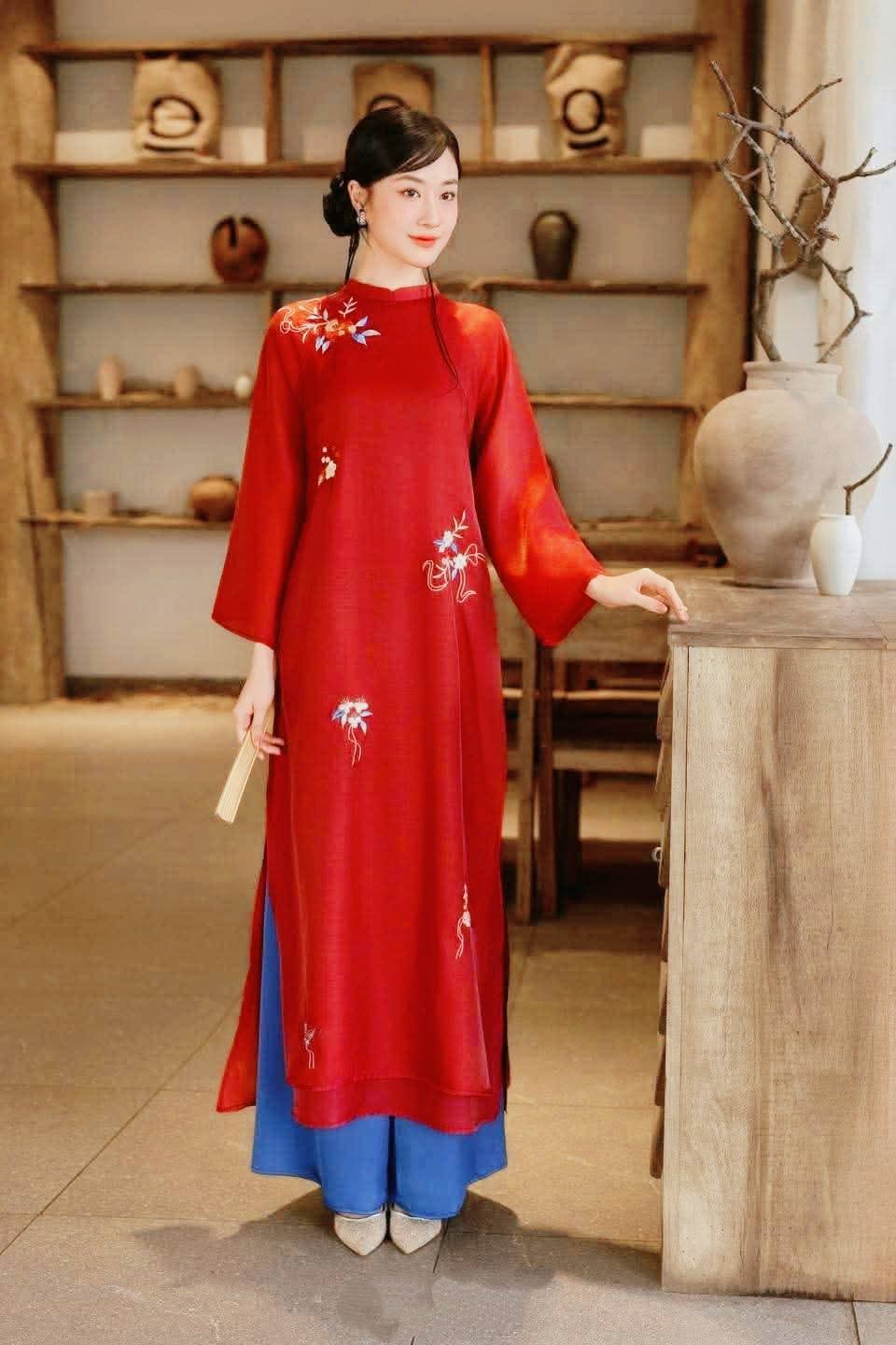 Set Ao Dai Cách tân Red Color embroidery flowers/ Modern Vietnamese Long dress in Blue pants/ CT247