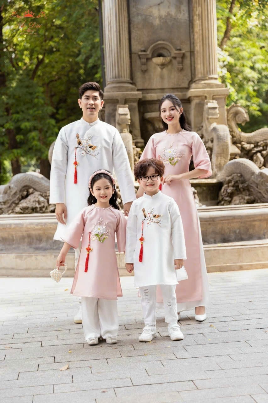 Set Family White And Pink Tafta hoa đính kết for Lunar New Year -B119